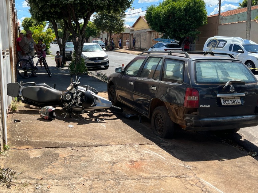 URGENTE: Jovem morre em acidente entre 2 carros e moto em Araraquara