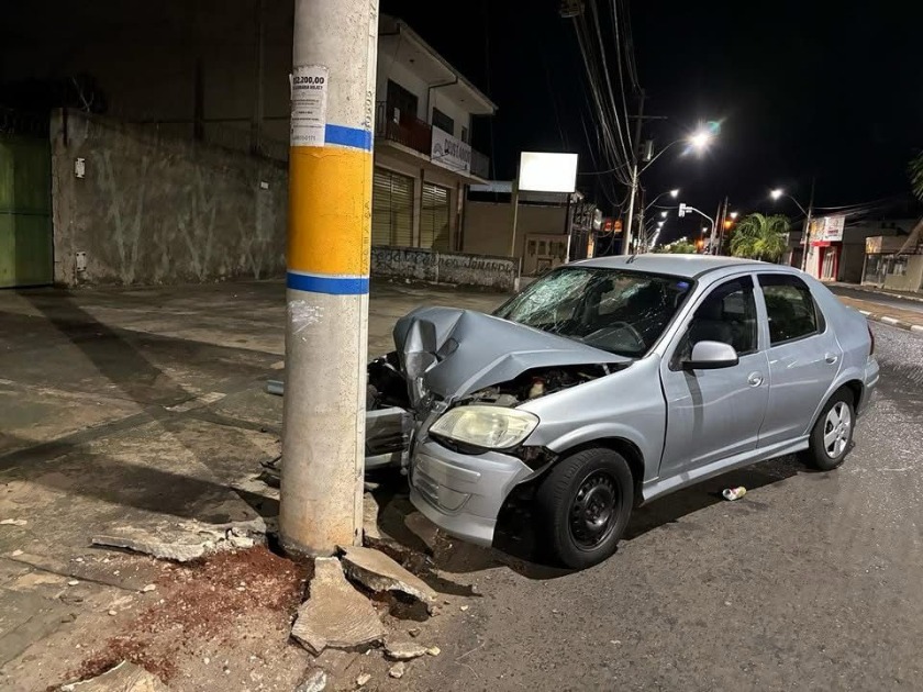 Casal fica ferido e foge após colidir carro em poste na Avenida Francisco Vaz Filho