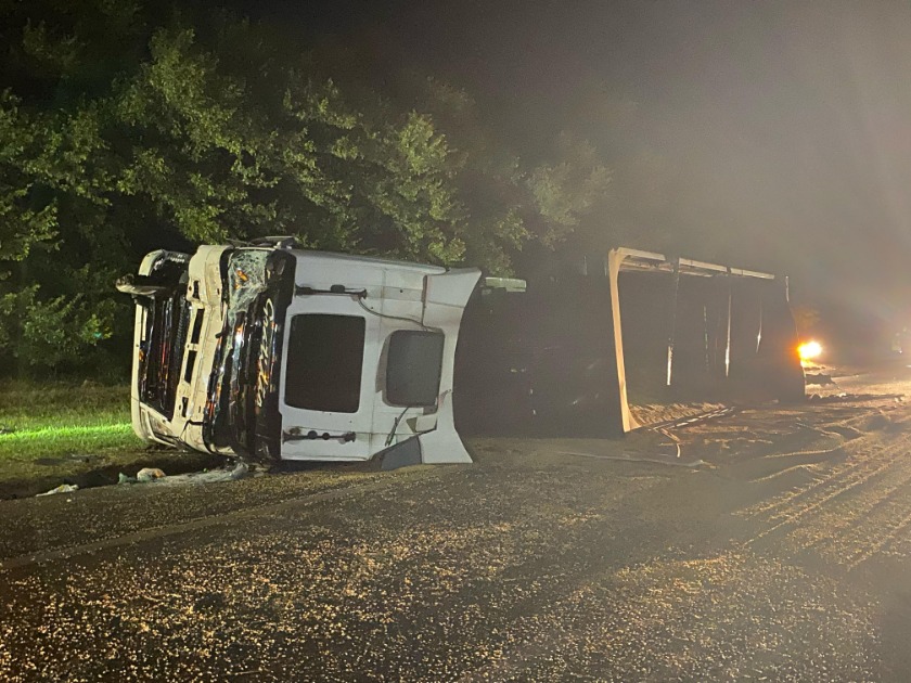 Caminhão bate em ônibus na Rodovia Washington Luís em Araraquara
