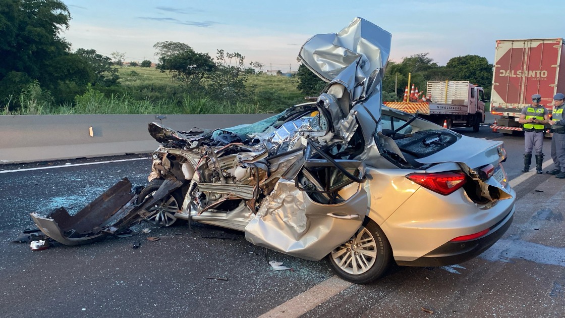 Homem morre em gravíssimo acidente entre carro e caminhão na SP-255