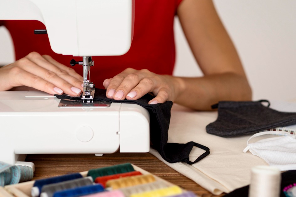 Curso gratuito de costureiro(a) de conserto e reforma de roupas abre vagas na região