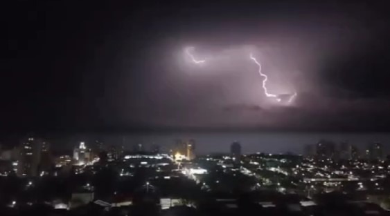 Tempestade de raios sem chuva assusta moradores de Araraquara