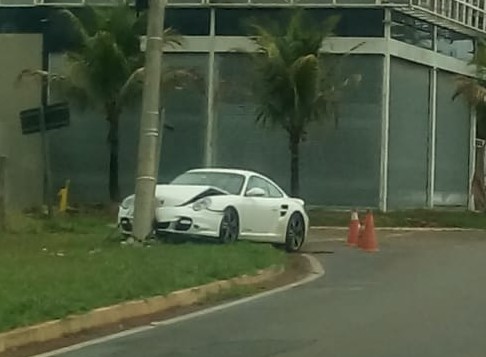 Porsche fica destruído após bater em poste na Chácara Flora