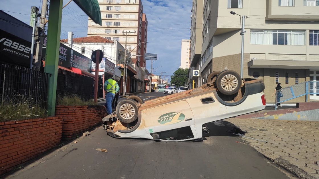 Veículo capota após colisão na Avenida Portugal em Araraquara; veja as fotos