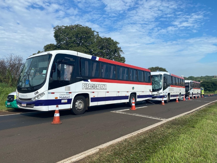 Três ônibus da mesma empresa colidem na alça de acesso da Washington Luís, em Araraquara