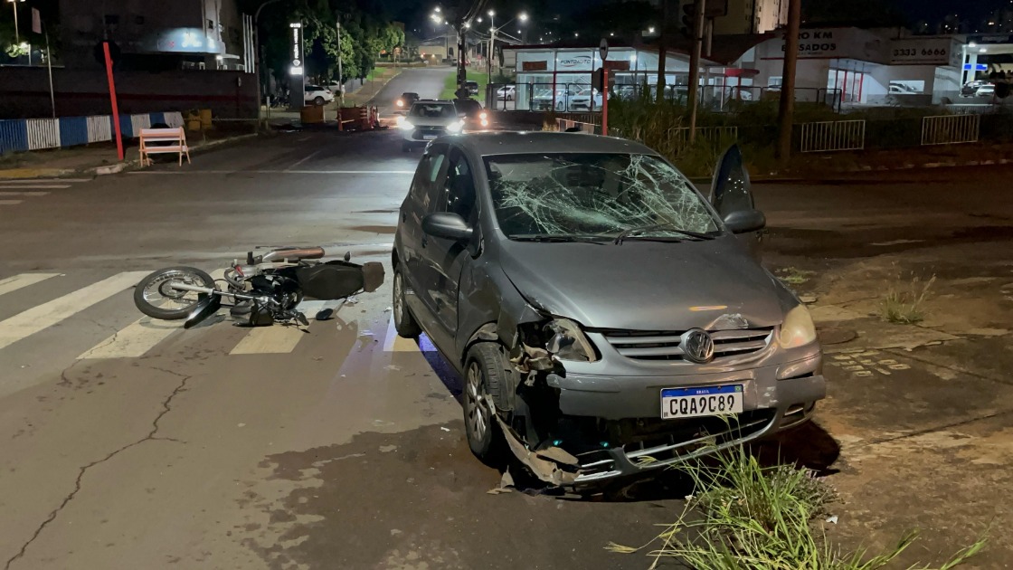 Motorista do Samu fica gravemente ferido após colisão entre carro e moto na Vila Suconasa