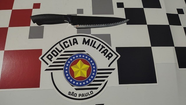 Homem esfaqueia ex-esposa e amiga durante evento com show ao vivo