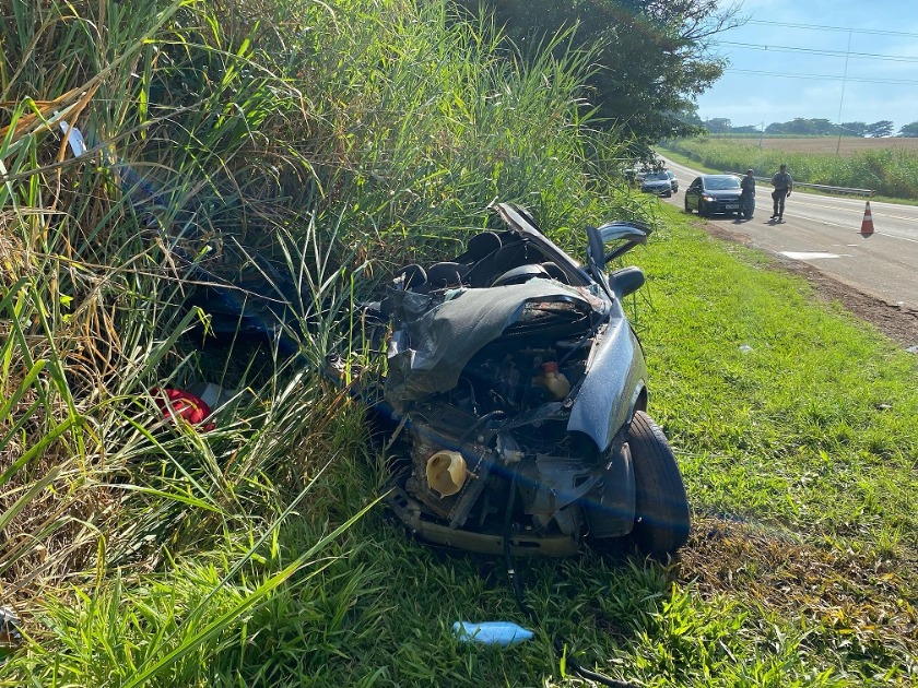 Estado grave: bebê fica ferido em colisão entre carro e caminhão na SP-255 em Araraquara