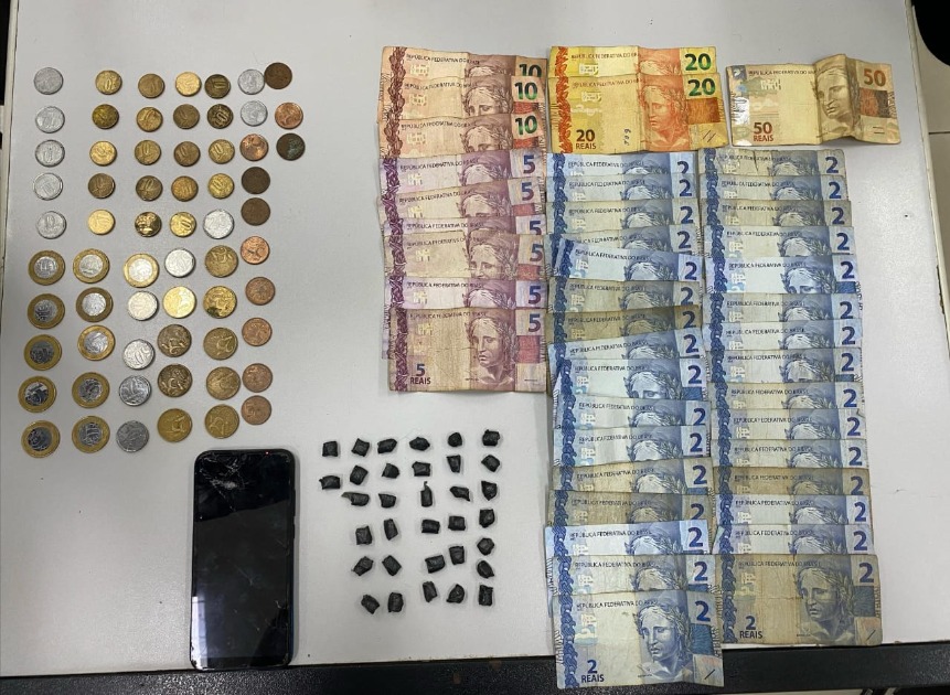 Casal é preso pela PM com drogas e dinheiro na Praça do Carmo