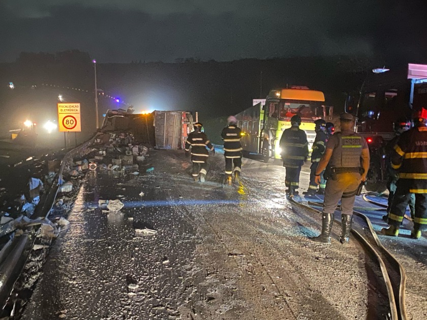Acidente grave e risco de incêndio interditam rodovia Washington Luís em Araraquara