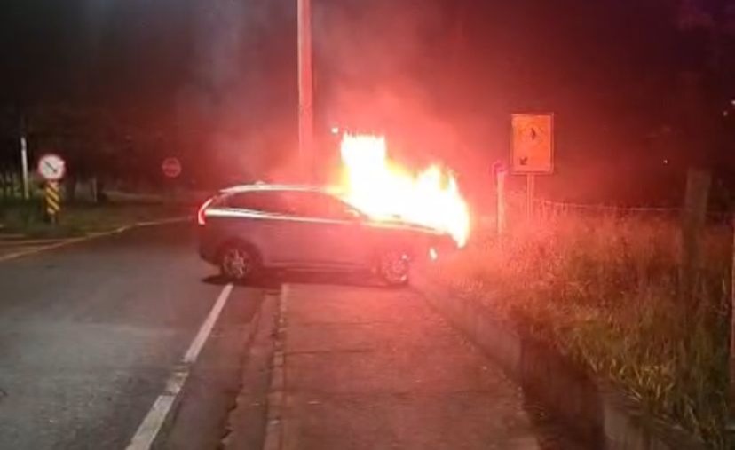 Carro pega fogo e mobiliza Corpo de Bombeiros no Parque São Paulo