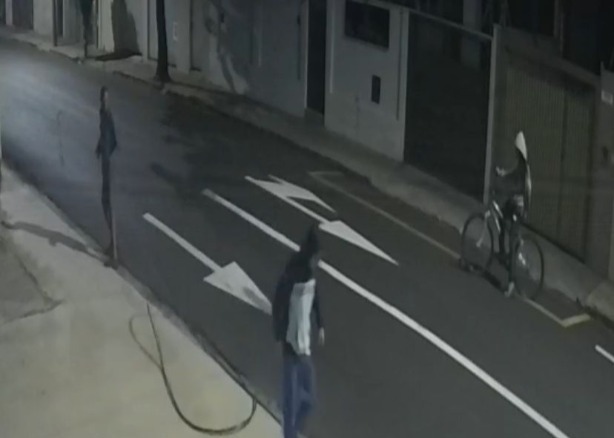Criminosos são flagrados furtando fios de cobre no bairro da Vila Xavier