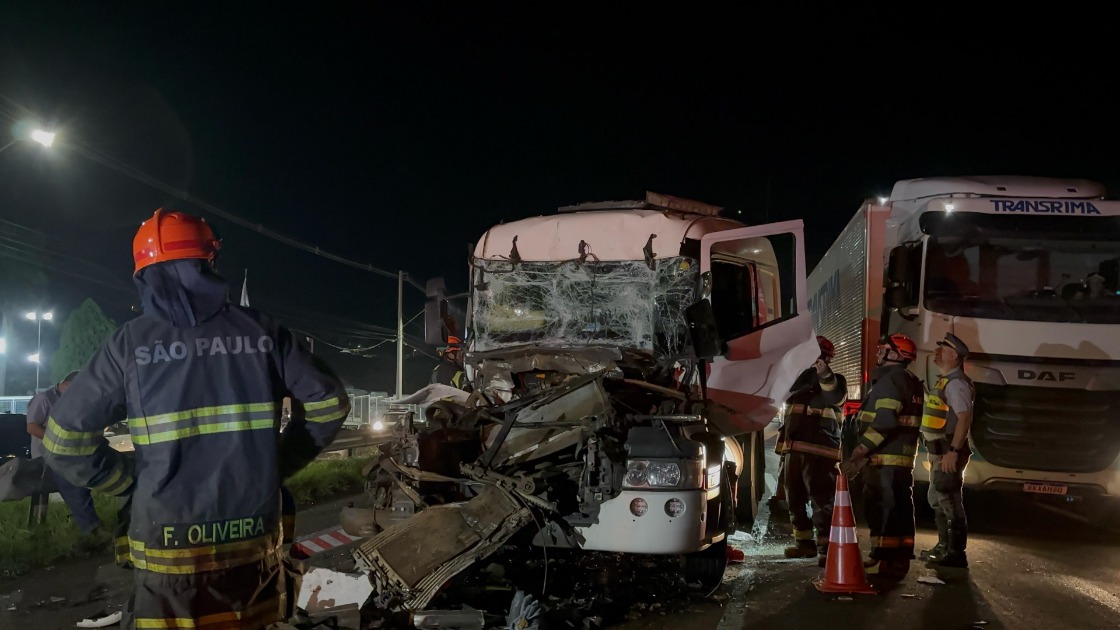 Colisão traseira entre duas carretas deixa caminhoneiro preso entre ás ferragens na SP-310 em Araraquara