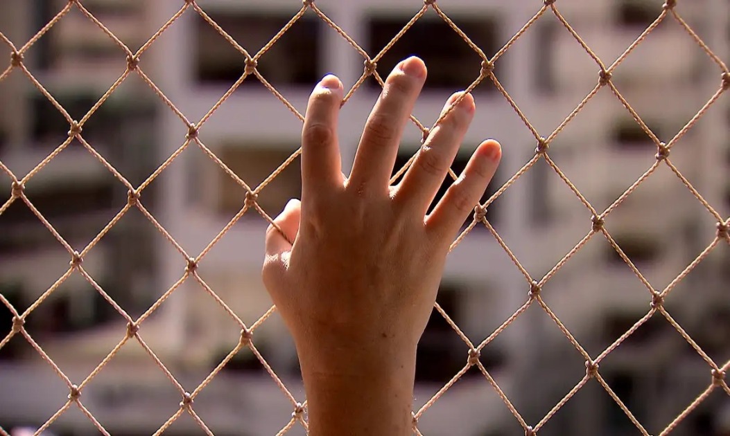 Mãe e filho autista são resgatados de cárcere e violência doméstica em Araraquara