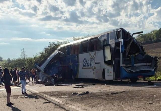 Acidente entre caminhão e ônibus causa mais de 40 mortes no interior de SP