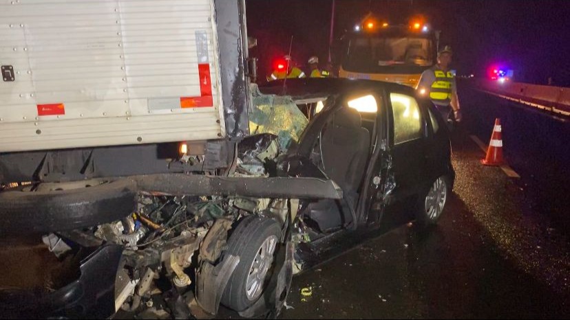 Colisão entre carro e caminhão deixa 1 morto na SP-255 em Araraquara