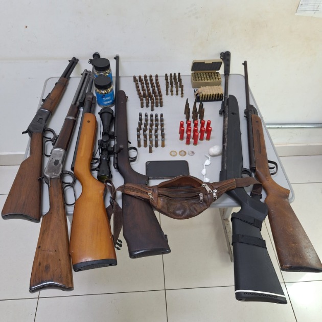 PM acaba com festa rave e apreende armas e munições em chácara no bairro Monte Carlo; um homem foi preso