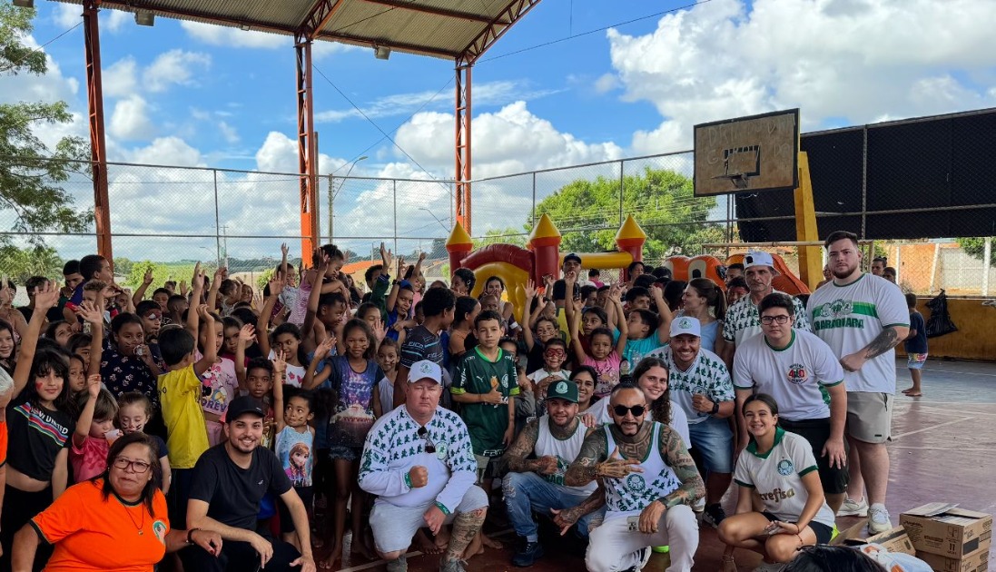 Mancha Verde faz alegria das crianças e entrega chocolates no Hortência