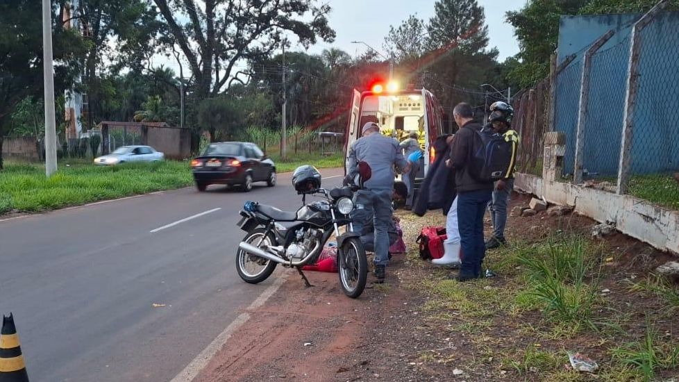 Garupa de moto fica ferida após saco de lixo causar acidente em rotatória na Avenida Manoel de Abreu