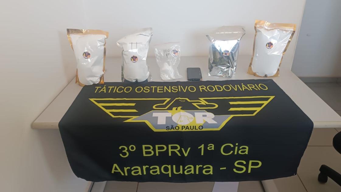 Homem é preso pelo TOR com 5 pacotes de cocaína na SP-255 em Boa Esperança do Sul