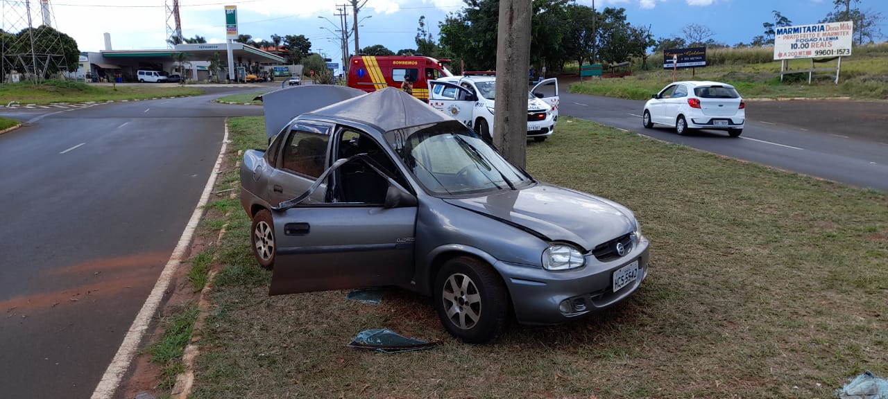 Carro com mãe e filha fica destruído após colisão em poste