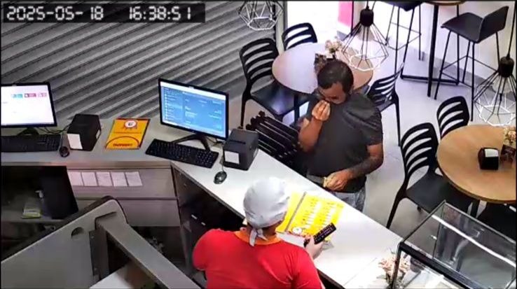 VÍDEO: Ladrão armado com faca rende funcionária e rouba dinheiro de lanchonete na Vila Harmonia