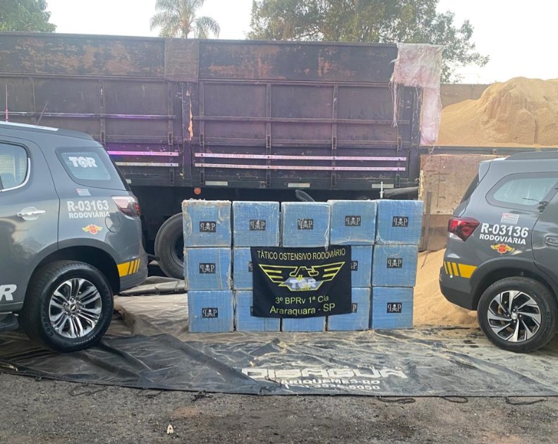 Caminhoneiro é preso pela PMRV com mais de 500 kg de cocaína escondidos em carga de soja na SP-310