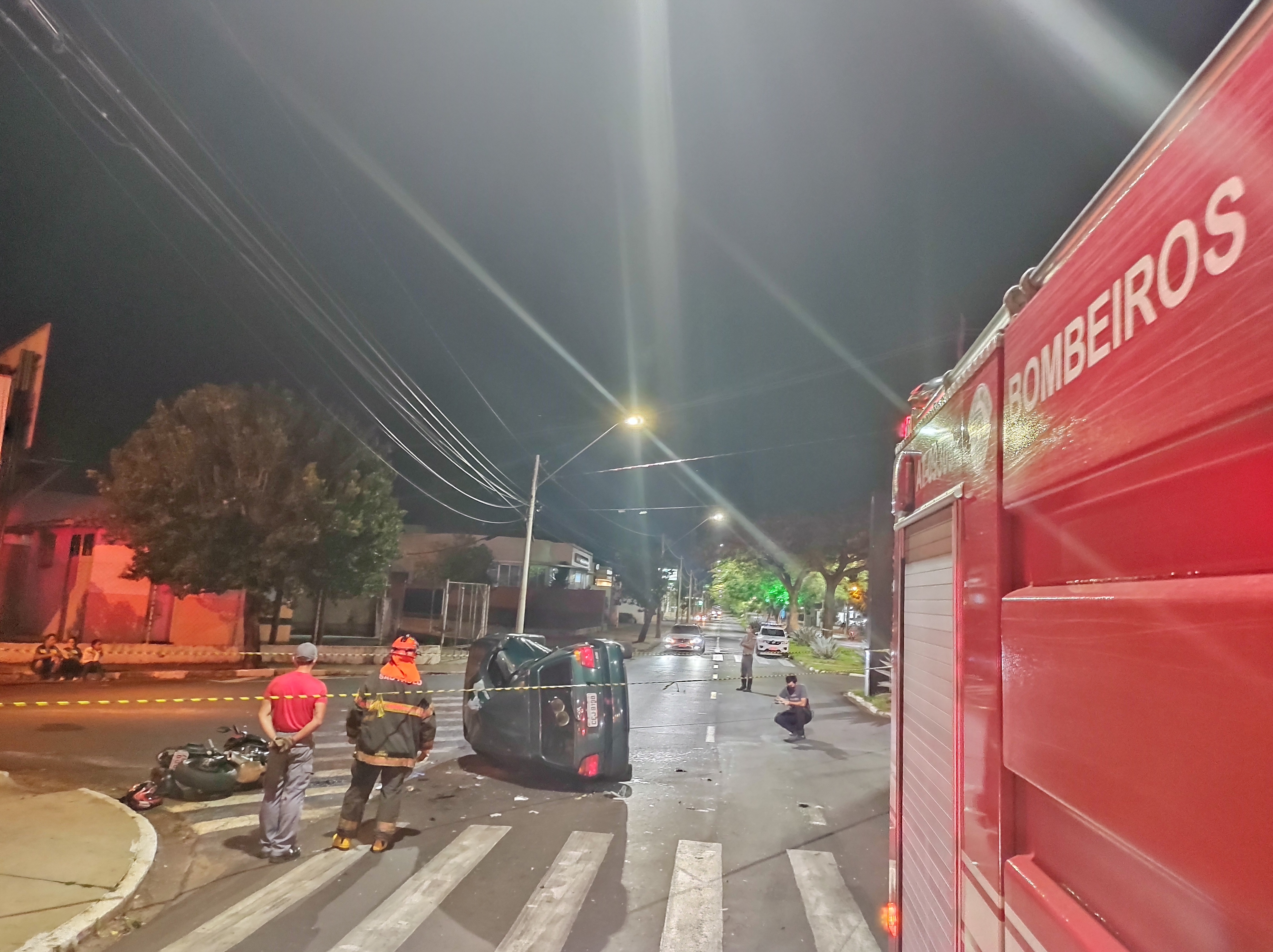 Jovem morre em batida violenta entre carro e moto na Bento de Abreu