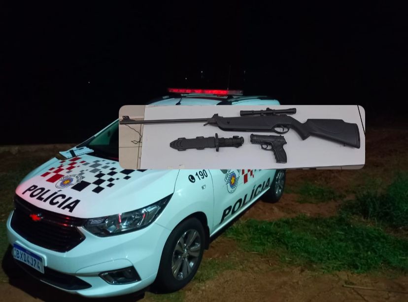 Pedreiro é detido pela PM com armas após ameaçar a companheira em residência no Hortência