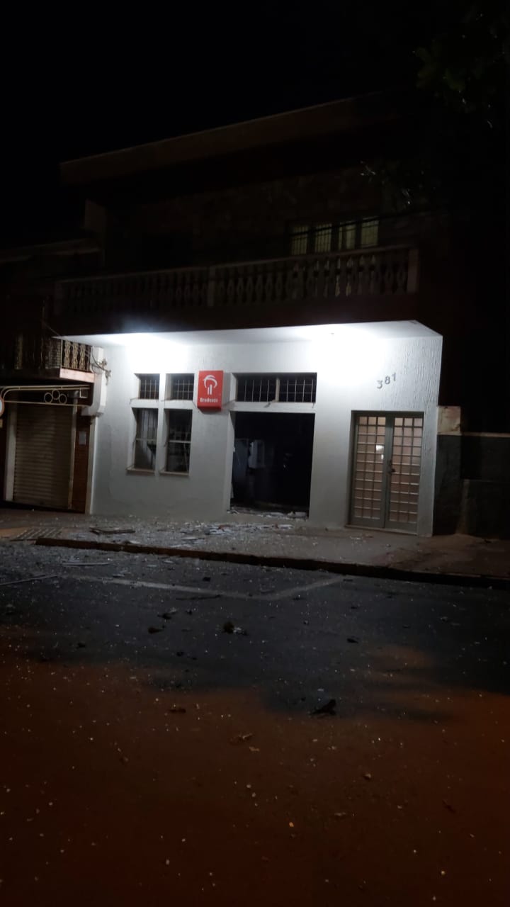 Quadrilha fortemente armada explode agência bancária em Gavião Peixoto