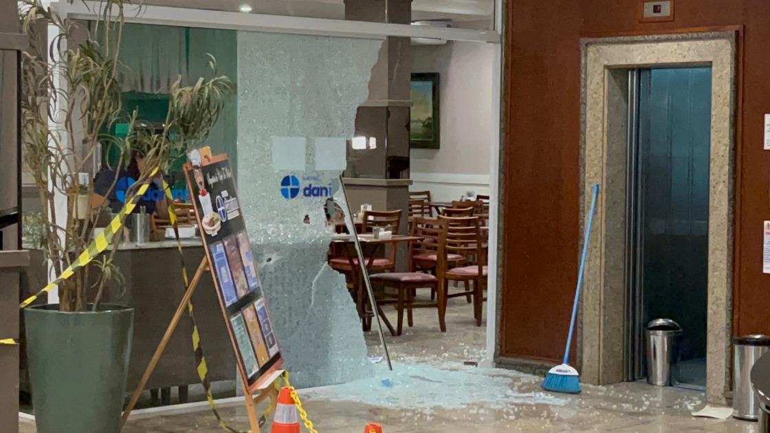 Homem invade hotel e atira contra hóspedes em Araraquara
