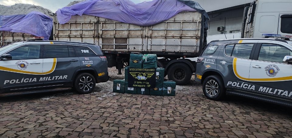 Dupla é presa com mais de 342 kg de cocaína escondidos em carga de algodão na SP-310 em Araraquara