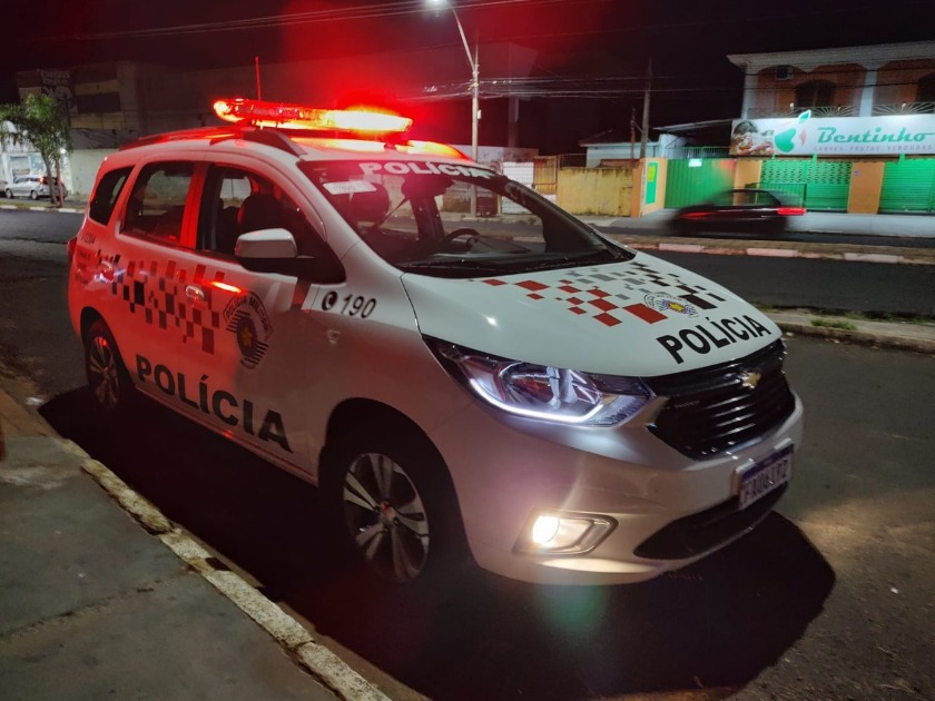 Homem furta carro, atropela pedestre durante fuga e tenta enganar a PM em Araraquara; foi preso