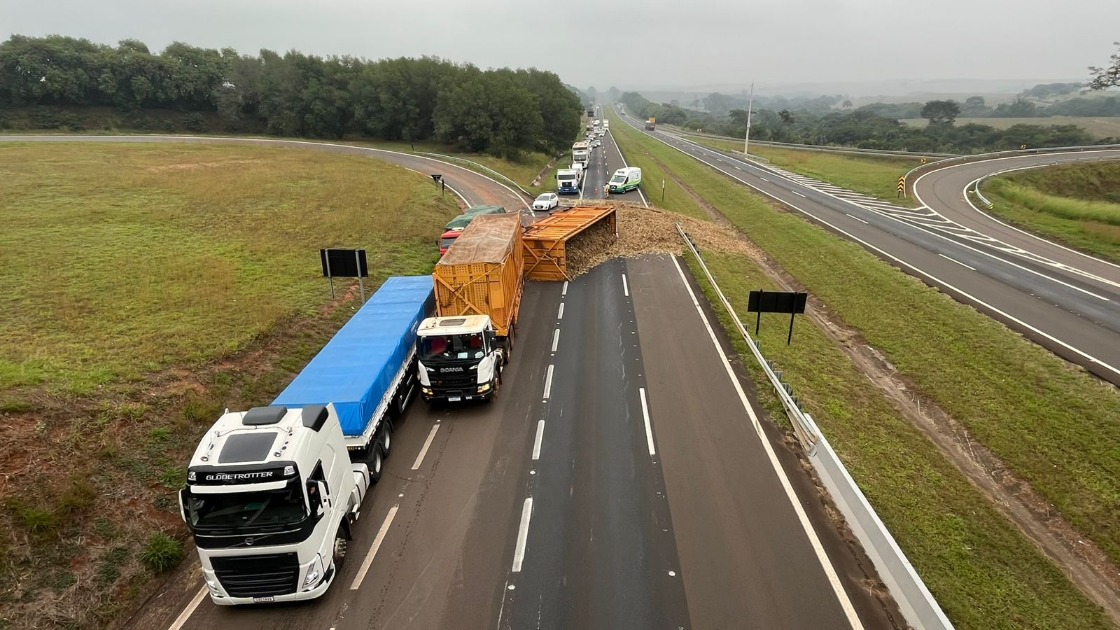Carreta tomba e causa lentidão na Rodovia Washington Luís (SP-310)