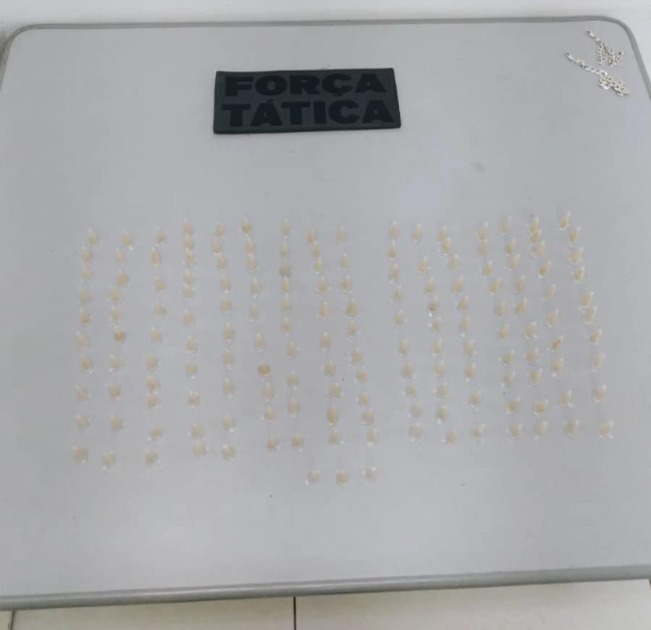 Adolescente é detido pela Força Tática com mais de 160 pinos de crack no Parque Laura Molina