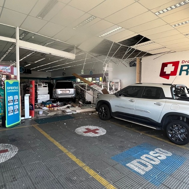 Veículo invade farmácia após motorista confundir pedais em Matão