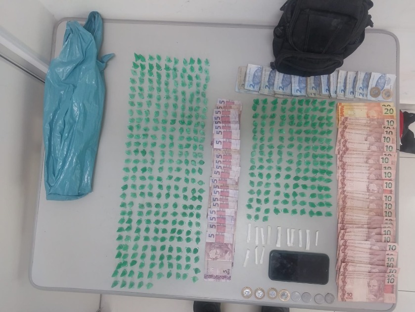 Adolescente é detido pela PM com mais de 400 pinos de cocaína no Selmi Dei
