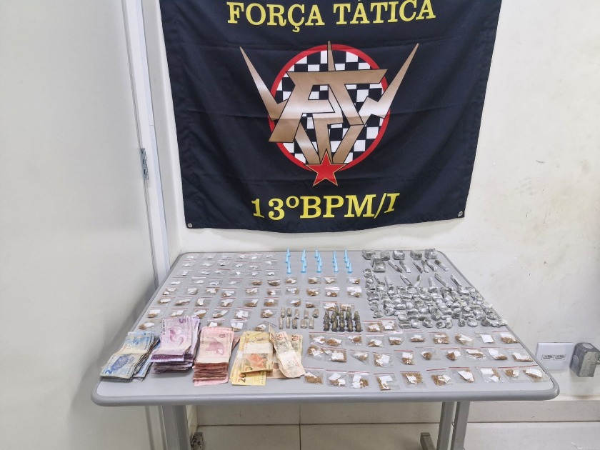 Força Tática prende jovem com drogas e dinheiro em residência do tráfico no Jardim América