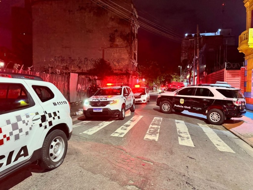 Dupla armada invade posto de combustíveis, rende funcionários e rouba dinheiro do caixa