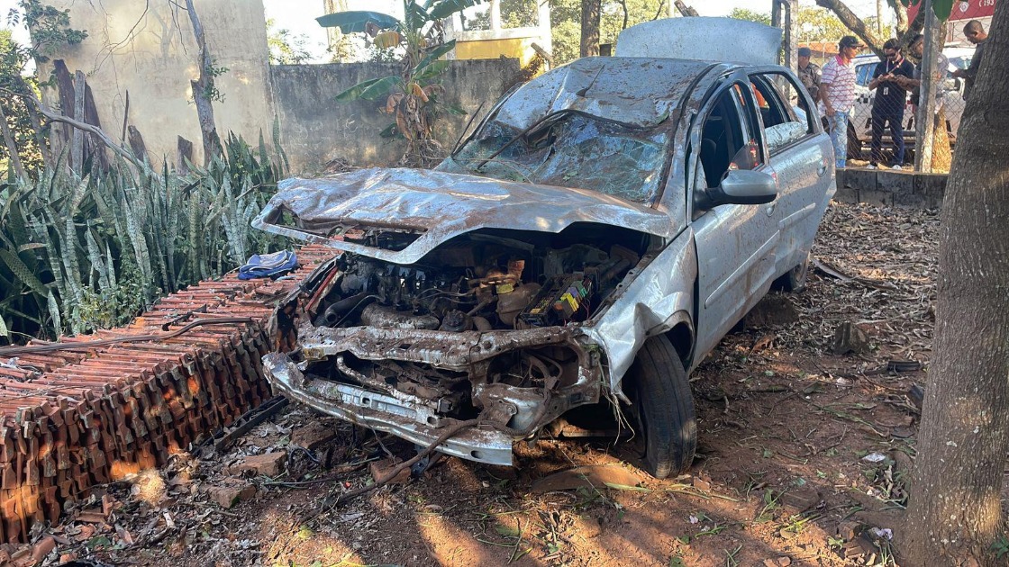 Carro desgovernado “voa” sobre trem, despenca em terreno e deixa dois feridos em Bueno de Andrada