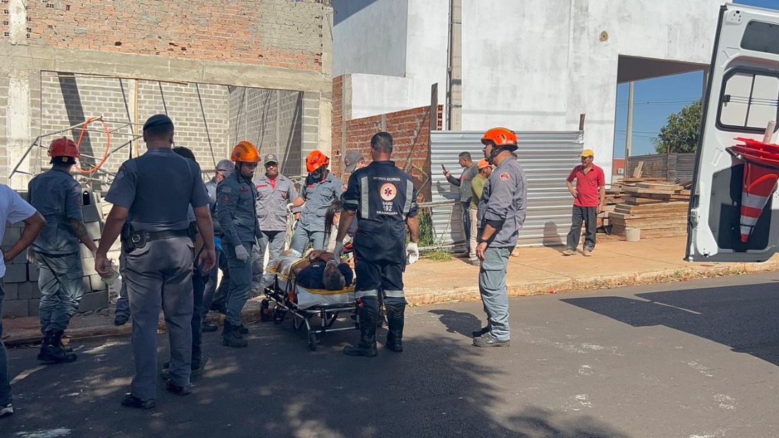 Dois pedreiros ficaram feridos após laje de imóvel em construção desabar no Jardim Universal