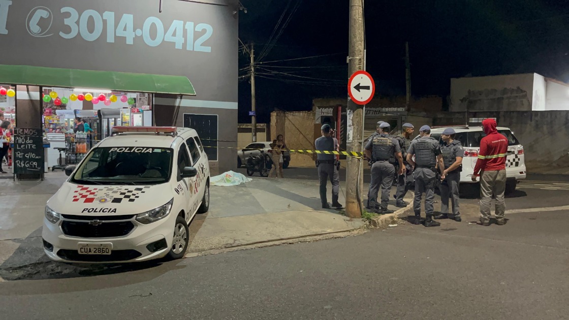 Homem entra pelado em supermercado, é amarrado por populares e morre no Parque São Paulo