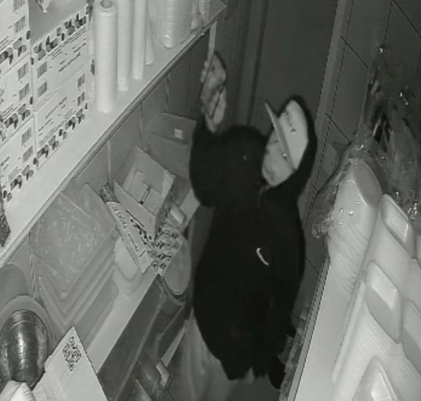 VÍDEO: Ladrão é flagrado furtando hamburgueria no Jardim Tinen