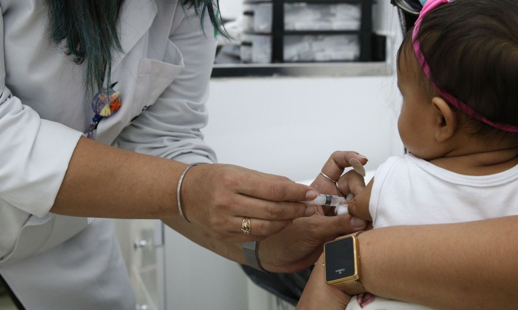 Vacina contra meningite muda e crianças terão ampliação de imunizante no SUS; entenda