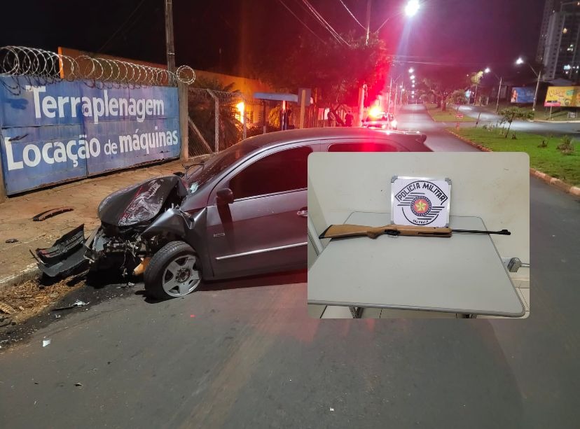 Motorista suspeito de embriaguez ao volante é detido com espingarda após colidir carro em poste no Santana