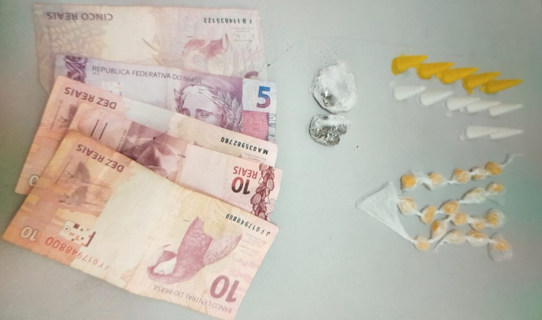 Adolescente é detido pela PM com drogas e dinheiro em ponto conhecido de tráfico em Américo