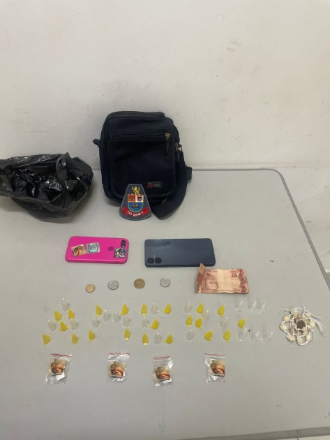 Dupla é presa pela PM com drogas, dinheiro e celulares em Américo
