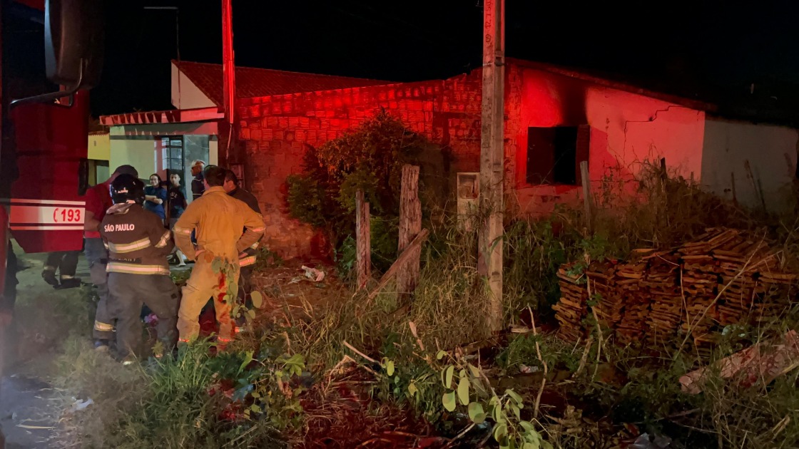 Casa abandonada pega fogo e mobiliza Corpo de Bombeiros no Hortência