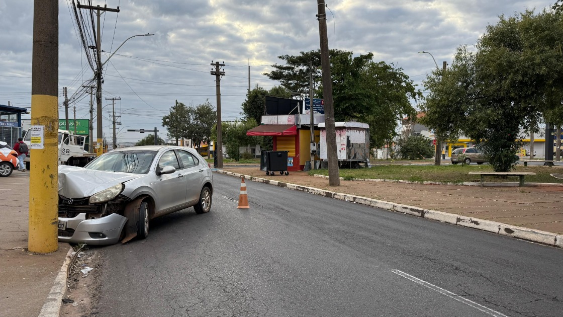 Voltando de festa, com CNH vencida, documento atrasado e suspeita de embriaguez, motorista bate carro em poste na Vila Xavier