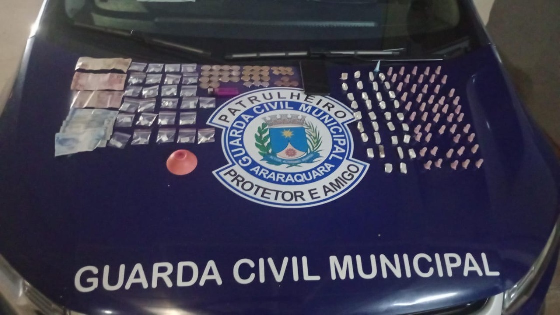 Jovem é preso pela GCM com drogas e dinheiro em ponto conhecido de tráfico no Jardim América